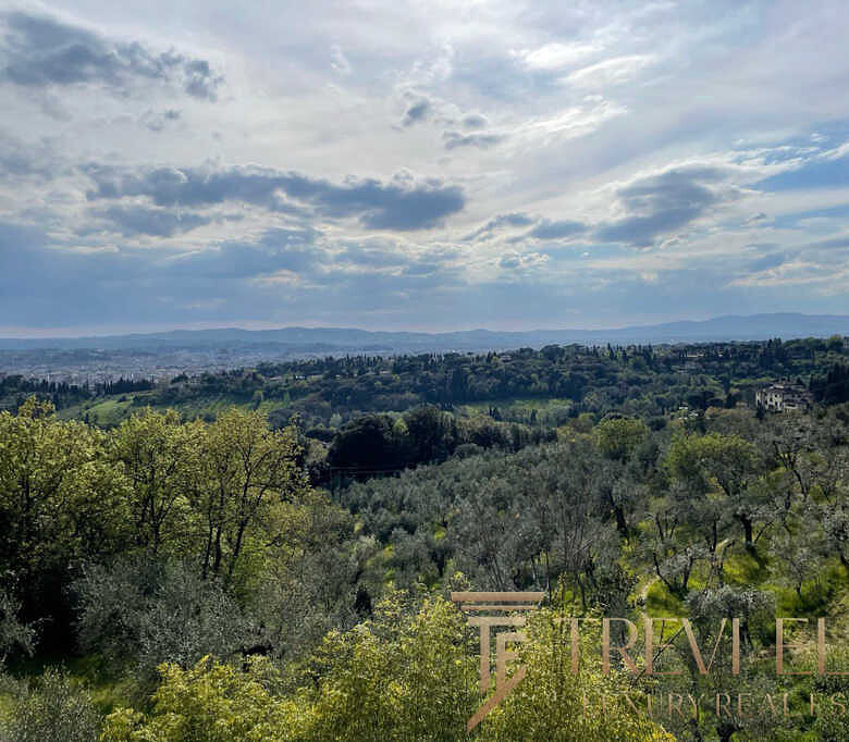 Идеальный вид на живописные холмы и зеленые деревья в Италии, мечта для любителей природы и роскошной недвижимости.
