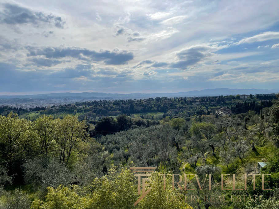 Идеальный вид на живописные холмы и зеленые деревья в Италии, мечта для любителей природы и роскошной недвижимости.