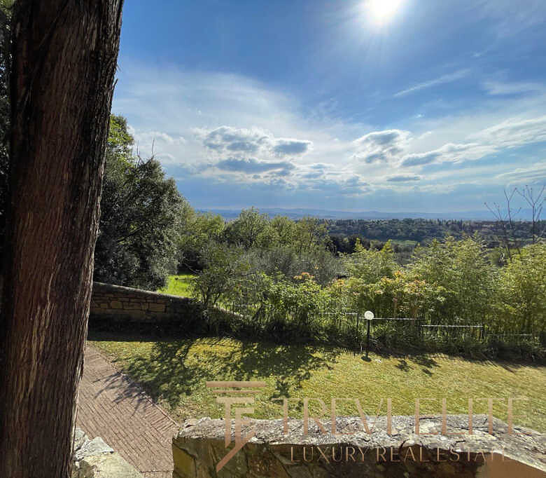 Изумительный вид на природу и живописный пейзаж из роскошного загородного дома в Италии. Идеальное место для отдыха и инвестиций в элитную недвижимость.