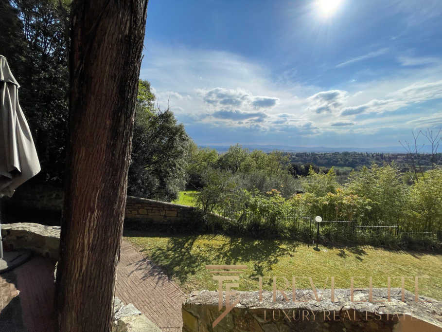 Изумительный вид на природу и живописный пейзаж из роскошного загородного дома в Италии. Идеальное место для отдыха и инвестиций в элитную недвижимость.