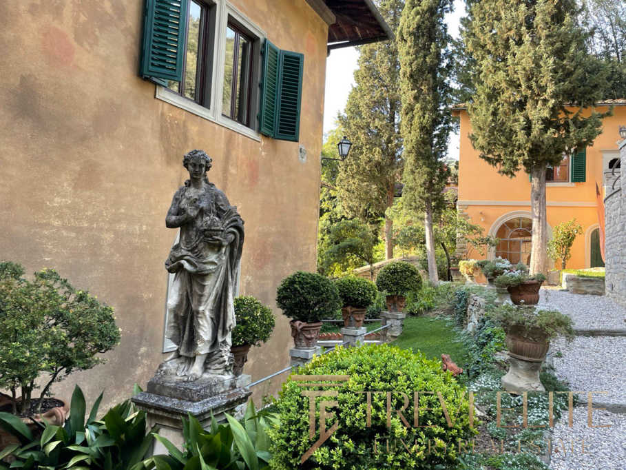 Уникальный зеленый двор с античной статуей и ухоженными кустами, создающими атмосферу итальянского дома премиум класса. Идеальное место для отдыха и наслаждения природой.