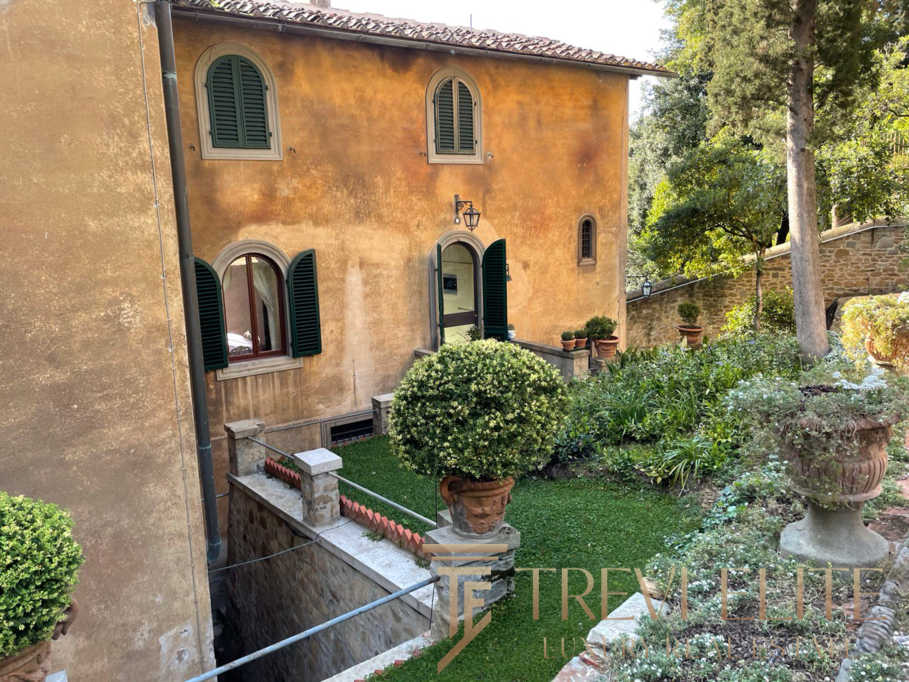 Уютный итальянский загородный дом с роскошным садом и классическим декором, расположенный в живописной местности для элитной аренды или покупки.