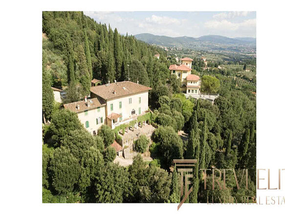Роскошный вилла в итальянском стиле среди зелени, с панорамным видом на холмы и живописные ландшафты, предлагающая эксклюзивную недвижимость высокого класса.
