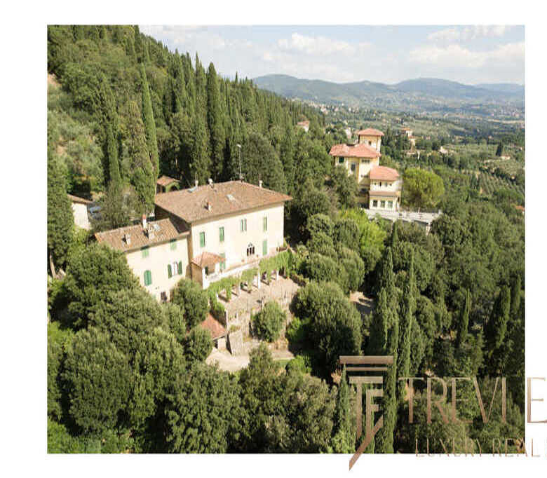 Роскошный вилла в итальянском стиле среди зелени, с панорамным видом на холмы и живописные ландшафты, предлагающая эксклюзивную недвижимость высокого класса.