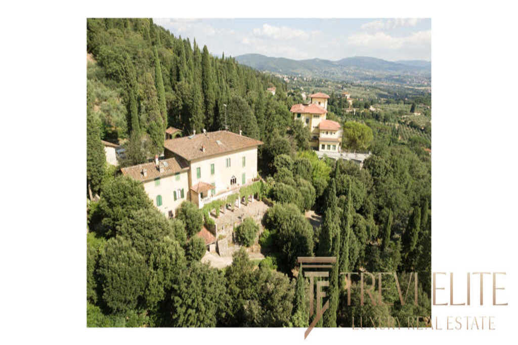 Роскошный вилла в итальянском стиле среди зелени, с панорамным видом на холмы и живописные ландшафты, предлагающая эксклюзивную недвижимость высокого класса.