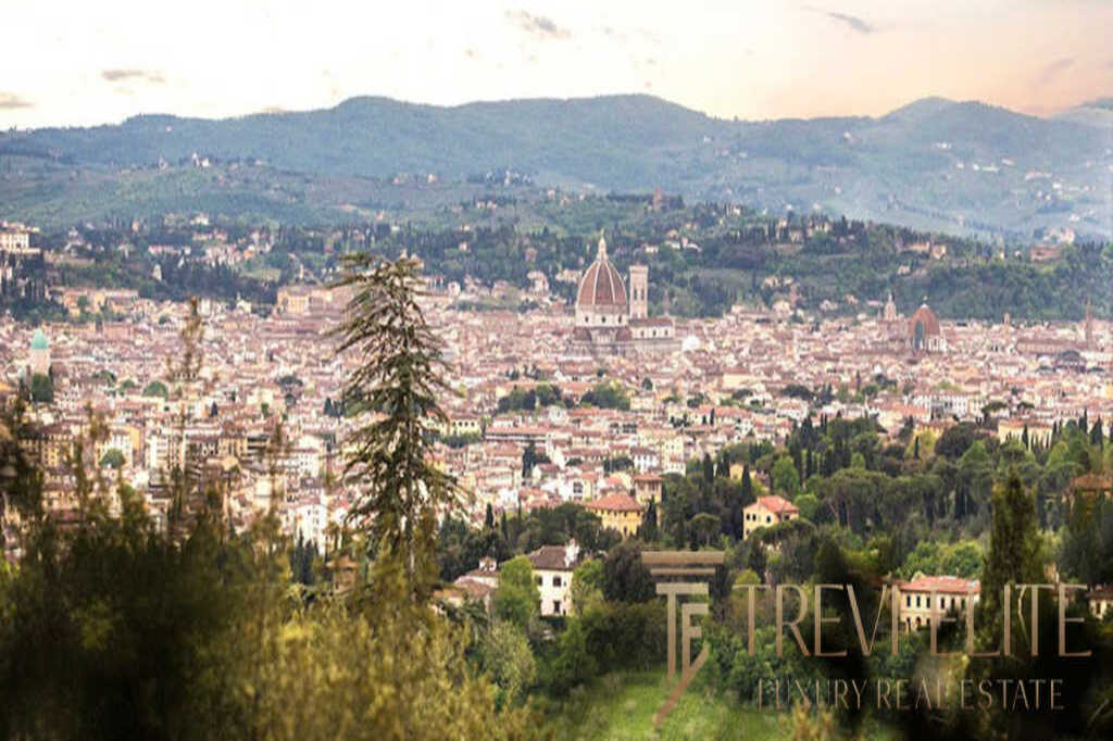 Вид на Флоренцию с зелеными холмами и историческими зданиями, популярное фото для агентства недвижимости Треви Элит, специализирующегося на элитной итальянской недвижимости.