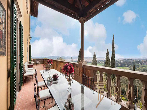 Роскошная терраса с видом на зеленый пейзаж и итальянский стиль, идеально подходящая для отдыха и приема гостей. Великолепный дизайн и живописная атмосфера высокого класса недвижимости.