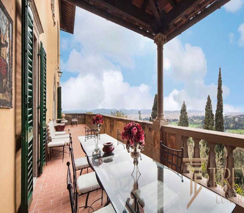 Роскошная терраса с видом на зеленый пейзаж и итальянский стиль, идеально подходящая для отдыха и приема гостей. Великолепный дизайн и живописная атмосфера высокого класса недвижимости.
