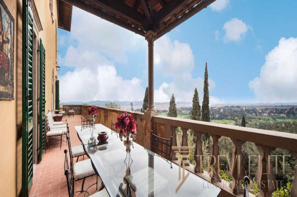 Роскошная терраса с видом на зеленый пейзаж и итальянский стиль, идеально подходящая для отдыха и приема гостей. Великолепный дизайн и живописная атмосфера высокого класса недвижимости.