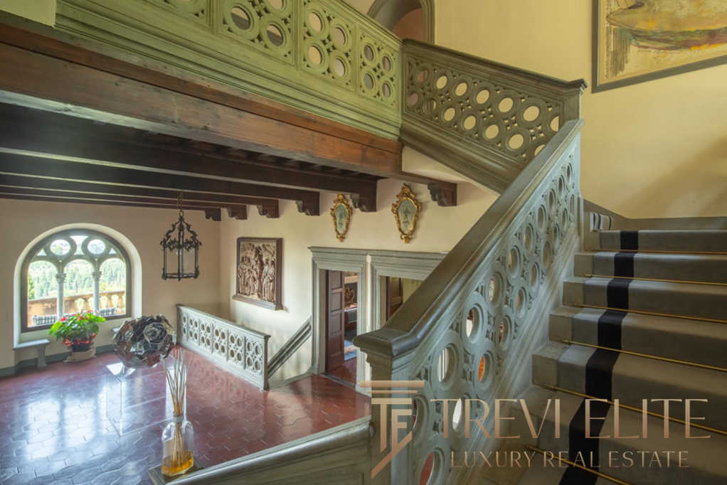Элитный интерьеров со старинной лестницей в роскошных апартаментах с изысканной отделкой, историческим стилем и высокими потолками, создающими атмосферу утонченности и уюта.