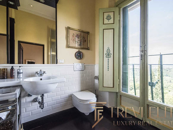 роскошная ванная комната с выходом на балкон, высокое качество отделки, светлые тона, вид на природу, эксклюзивное дизайнерское оформление, идеальное пространство для комфортного отдыха.