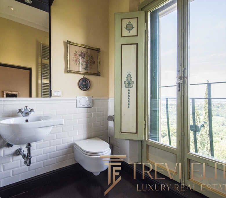 роскошная ванная комната с выходом на балкон, высокое качество отделки, светлые тона, вид на природу, эксклюзивное дизайнерское оформление, идеальное пространство для комфортного отдыха.