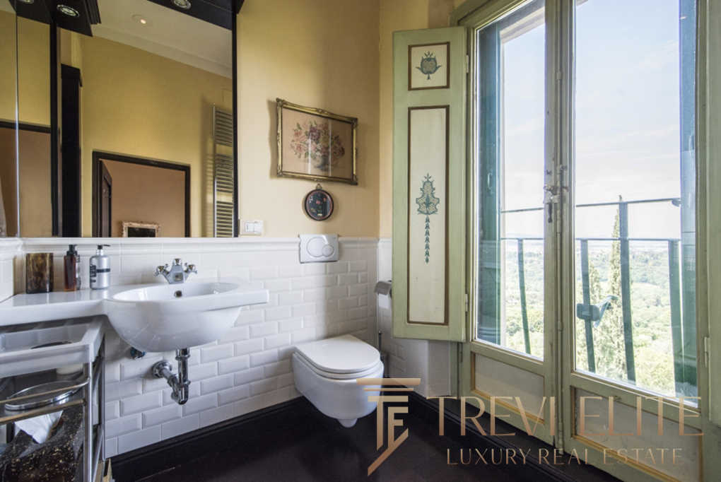 роскошная ванная комната с выходом на балкон, высокое качество отделки, светлые тона, вид на природу, эксклюзивное дизайнерское оформление, идеальное пространство для комфортного отдыха.