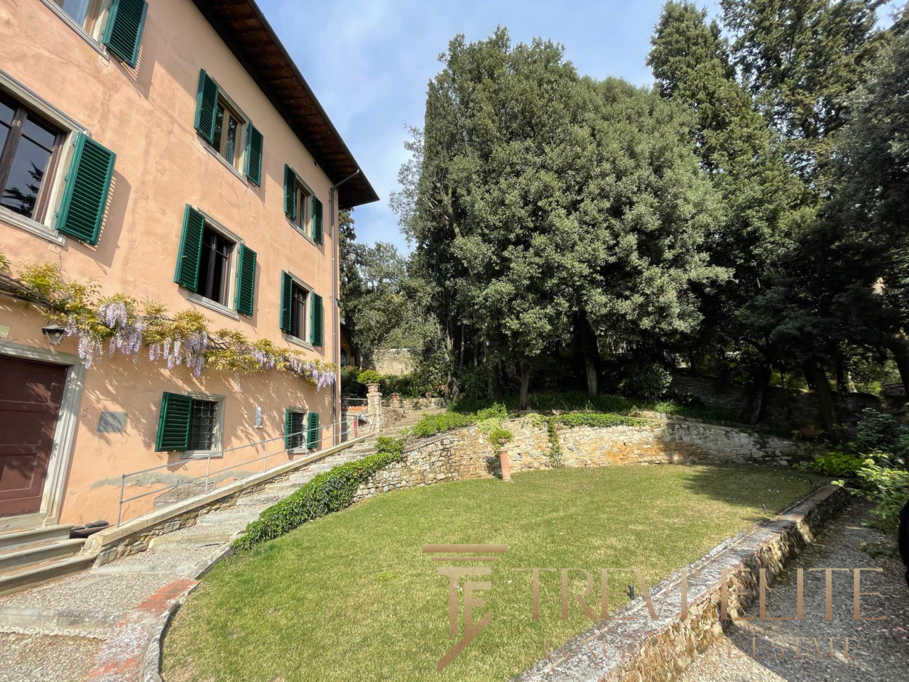 Роскошный дом с ухоженным садом и зелеными деревьями, расположенный в тихом районе, идеально подходит для элитной недвижимости и комфортного проживания.