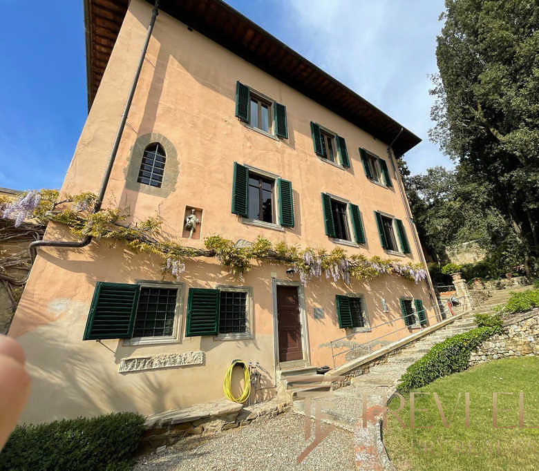 Уединённый итальянский особняк с зелёными ставнями и живописным садом в окружении зелени. Идеальное жильё для ценителей исторической архитектуры и комфортного отдыха.