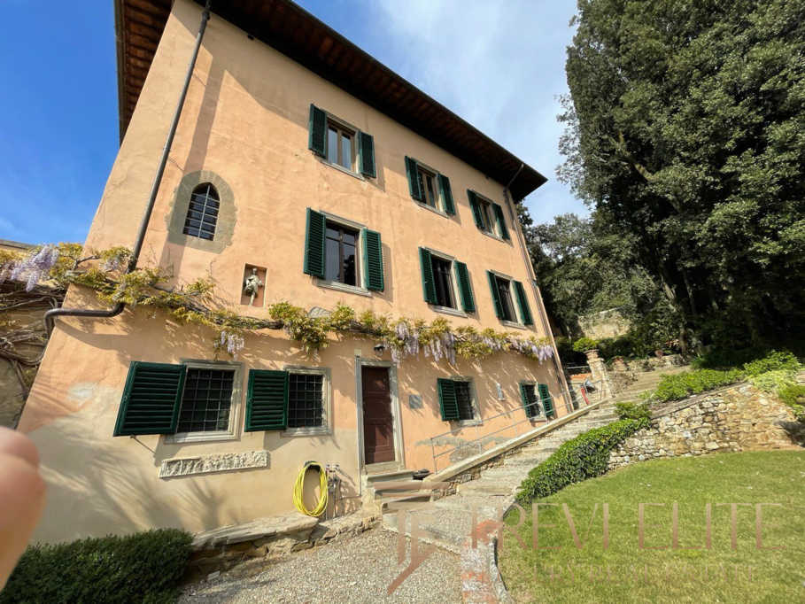 Уединённый итальянский особняк с зелёными ставнями и живописным садом в окружении зелени. Идеальное жильё для ценителей исторической архитектуры и комфортного отдыха.