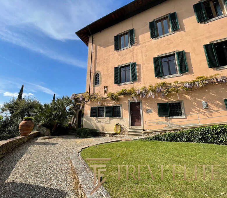 Элитный дом в Италии с уютным садом и традиционной архитектурой.