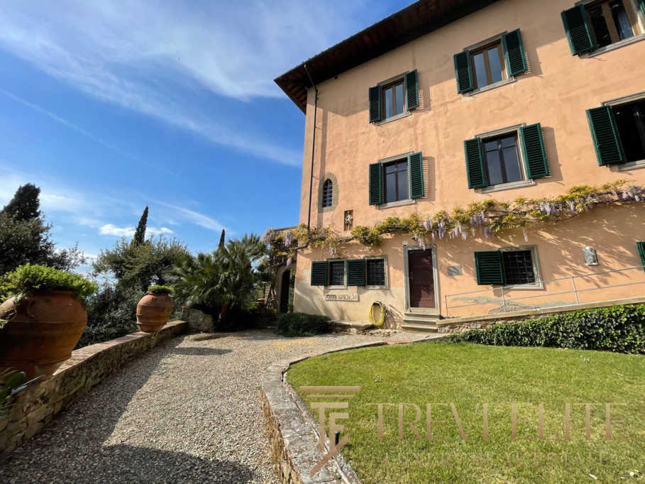 Элитный дом в Италии с уютным садом и традиционной архитектурой.