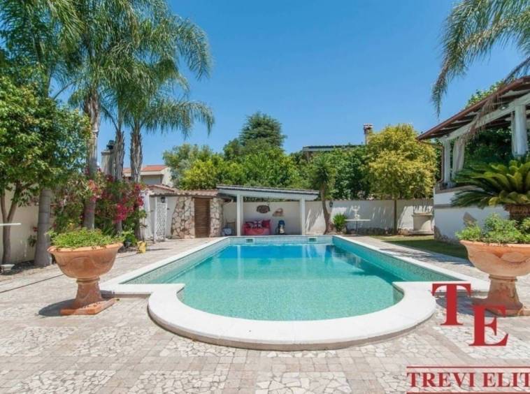 Villa v Italii s bassejnom