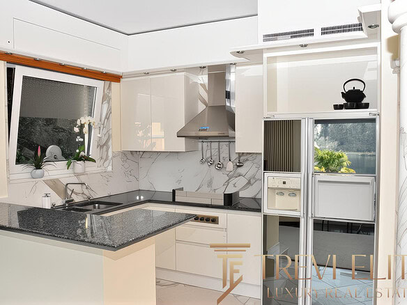 Современная кухня с белыми фасадами, мраморной столешницей и встроенной техникой, стильное и функциональное решение для комфорта и уюта.