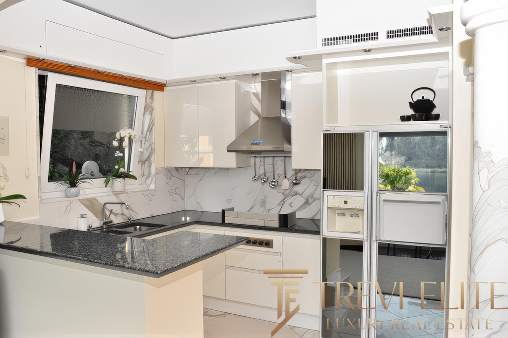 Современная кухня с белыми фасадами, мраморной столешницей и встроенной техникой, стильное и функциональное решение для комфорта и уюта.