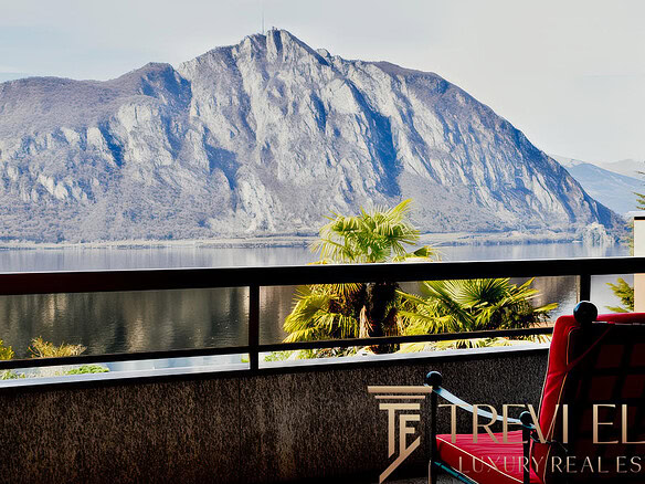 Прекрасный вид на гору и озеро с балкона элитной недвижимости Треви Элит в Москве.