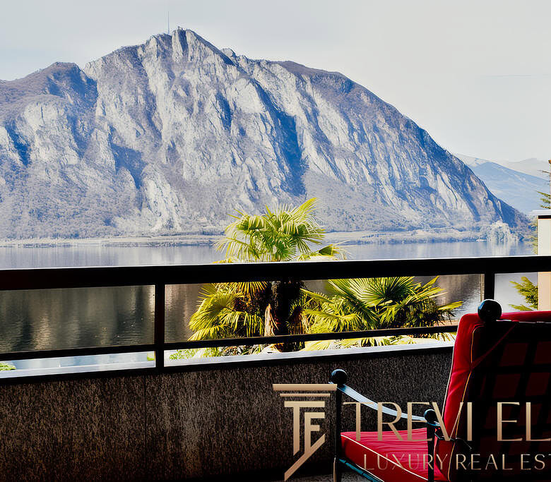 Прекрасный вид на гору и озеро с балкона элитной недвижимости Треви Элит в Москве.