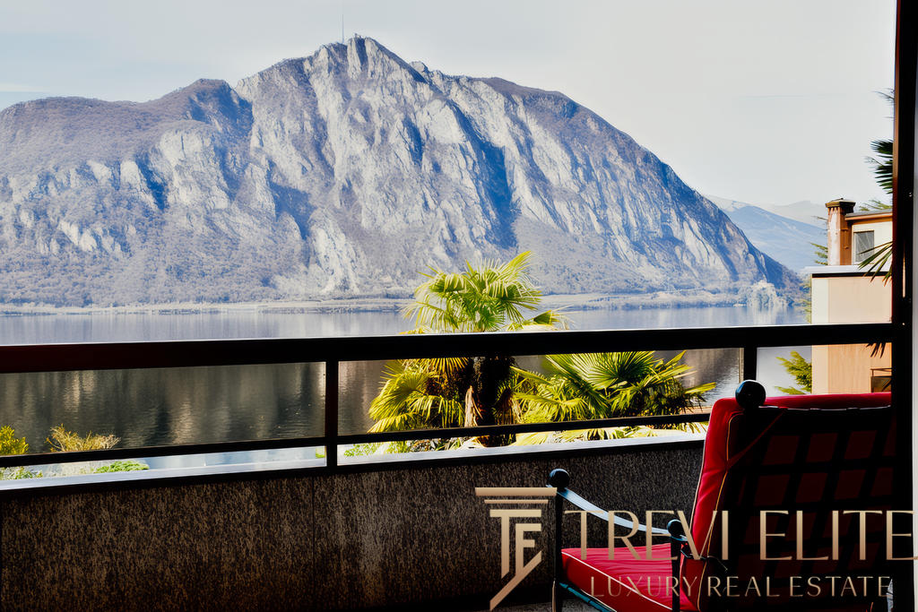 Прекрасный вид на гору и озеро с балкона элитной недвижимости Треви Элит в Москве.