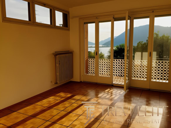 Просторная уютная комната с панорамными окнами и видом на горы и воду, яркое естественное освещение, идеально подходит для отдыха или работы. Треви Элит предлагает купить или арендовать роскошные квартиры с видом на природу и современным интерьером. Эта светлая комната с большими окнами и возможностью выхода на балкон oferece великолепный вид на горы, озеро и природу за окном. Просторное помещение с деревянным полом, идеально подходящее для семейной жизни или создания комфортной зоны отдыха. да.