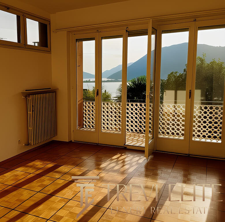 Просторная уютная комната с панорамными окнами и видом на горы и воду, яркое естественное освещение, идеально подходит для отдыха или работы. Треви Элит предлагает купить или арендовать роскошные квартиры с видом на природу и современным интерьером. Эта светлая комната с большими окнами и возможностью выхода на балкон oferece великолепный вид на горы, озеро и природу за окном. Просторное помещение с деревянным полом, идеально подходящее для семейной жизни или создания комфортной зоны отдыха. да.