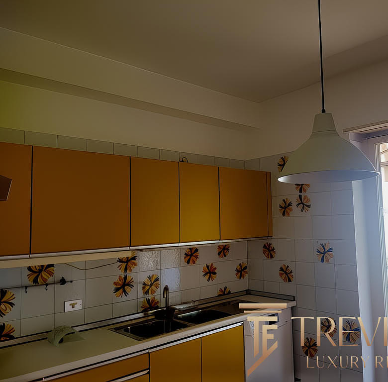 Современная кухня с яркими фасадами и стильной отделкой, светлым освещением и балконом, выходящим на живописный пейзаж, идеально подходит для уютного проживания.