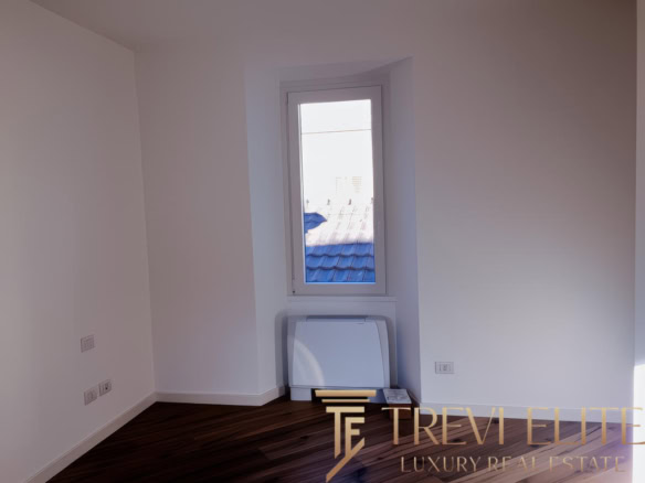 Современная пустая комната с окном и деревянным полом в новостройке, интерьер для продажи элитной недвижимости.