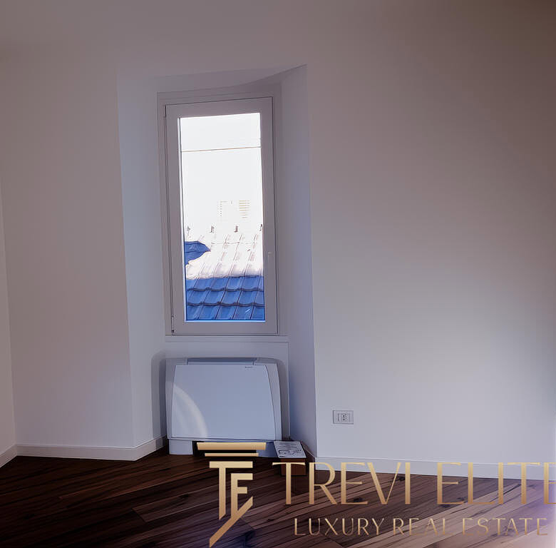 Современная пустая комната с окном и деревянным полом в новостройке, интерьер для продажи элитной недвижимости.