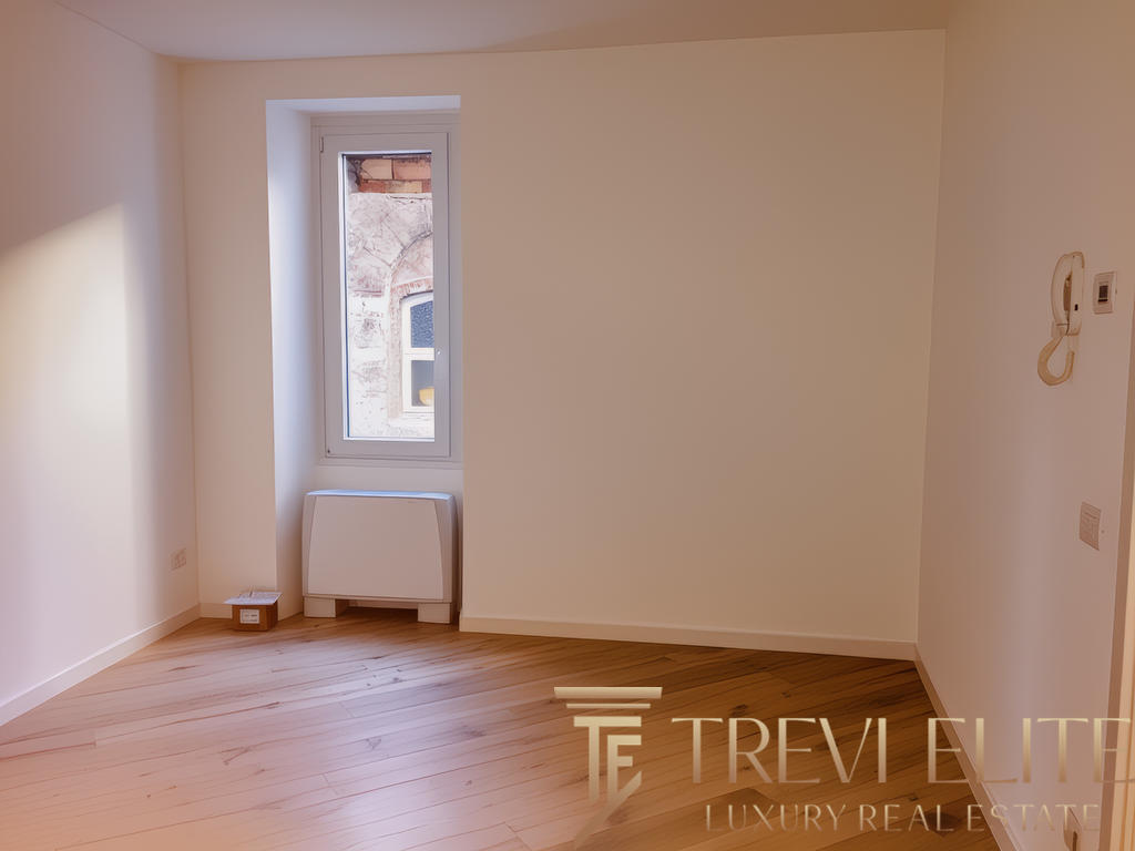 Современная светлая комната с окном и деревянным полом, готовая для меблировки, в новостройке или реконструированном жилом помещении.