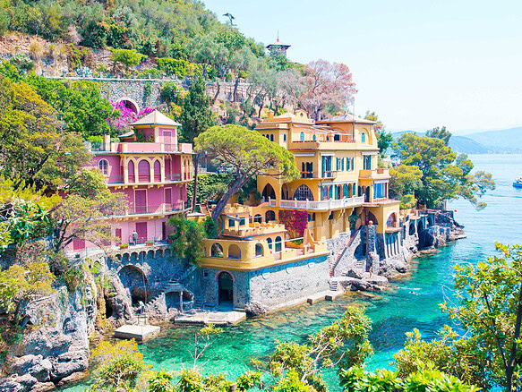 Роскошные виллы на берегу моря на холме с яркими фасадами и зеленью, панорамный вид на воду, яхта на фоне голубого неба, итальянский стиль, пейзаж, летний день.