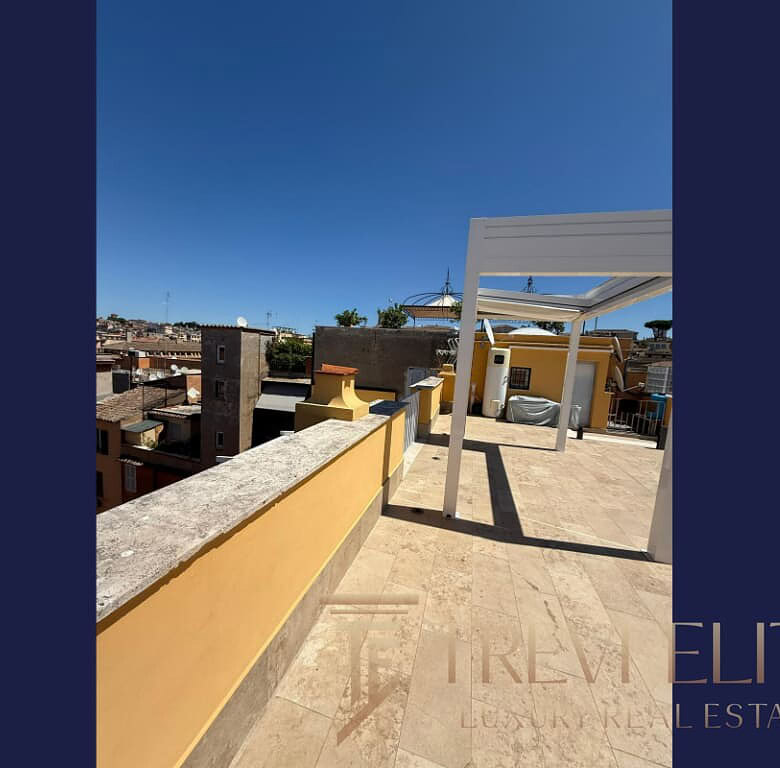 Роскошная терраса на крыше с панорамным видом на город в элитной недвижимости Италии. Идеальное место для отдыха и наслаждения солнечными днями.