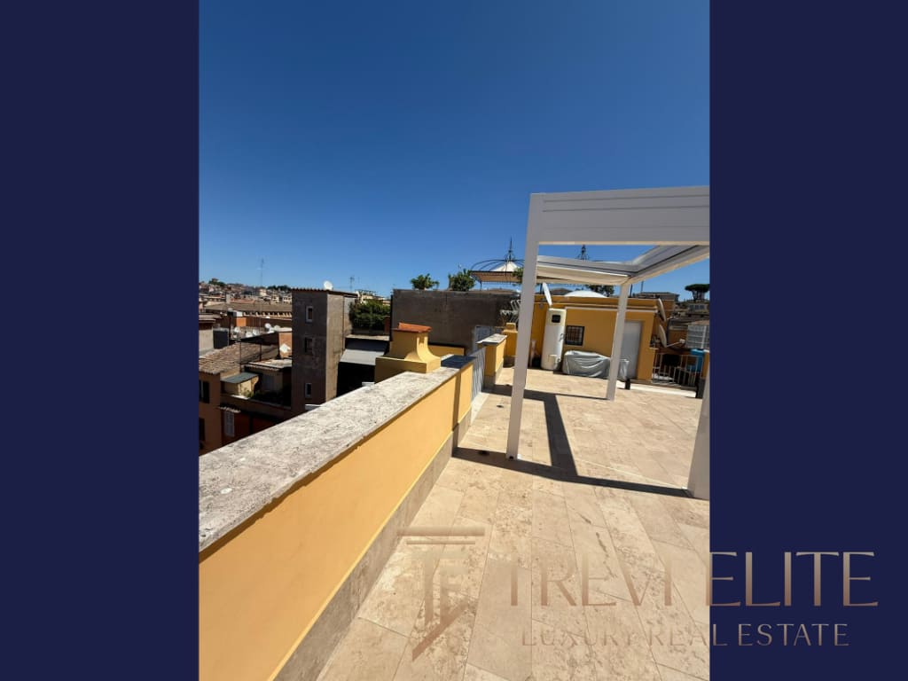 Роскошная терраса на крыше с панорамным видом на город в элитной недвижимости Италии. Идеальное место для отдыха и наслаждения солнечными днями.