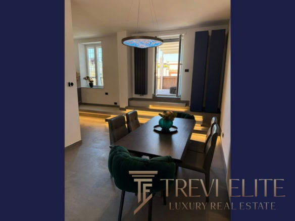 Элитная квартира с современным дизайном и панорамными окнами, светлая гостиная зона, уютное пространство для отдыха и обеденной зоны, высококлассная отделка и стильный интерьер.