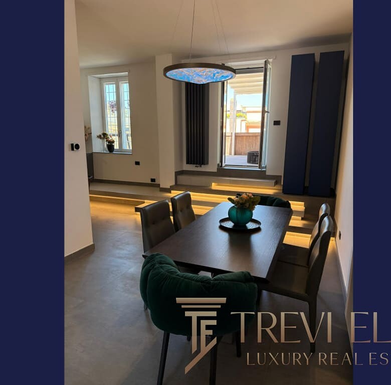 Элитная квартира с современным дизайном и панорамными окнами, светлая гостиная зона, уютное пространство для отдыха и обеденной зоны, высококлассная отделка и стильный интерьер.