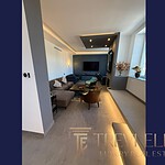 Современная гостиная в элитной недвижимости, уютный интерьер с мягкой мебелью и стильным освещением. Идеальное решение для тех, кто ценит комфорт и роскошь в доме.