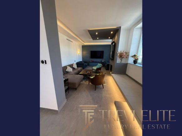 Современная гостиная в элитной недвижимости, уютный интерьер с мягкой мебелью и стильным освещением. Идеальное решение для тех, кто ценит комфорт и роскошь в доме.