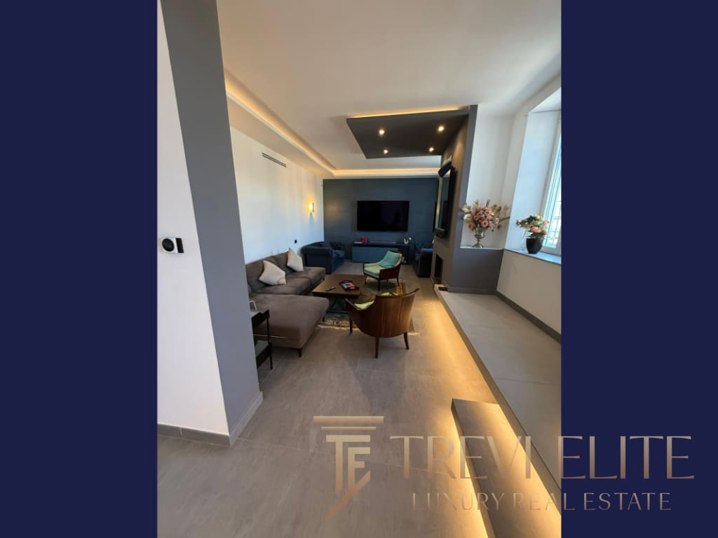 kvartira penthaus s terrasoy rim (13) Современная гостиная в элитной недвижимости, уютный интерьер с мягкой мебелью и стильным освещением. Идеальное решение для тех, кто ценит комфорт и роскошь в доме.