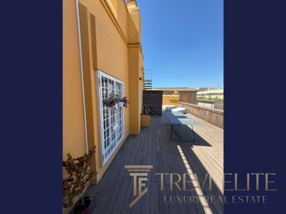 Роскошная терраса элитной недвижимости с видом на город, оформленная в современном стиле, яркое солнце и уютные зоны отдыха, идеально подходящая для элитной жилой недвижимости.