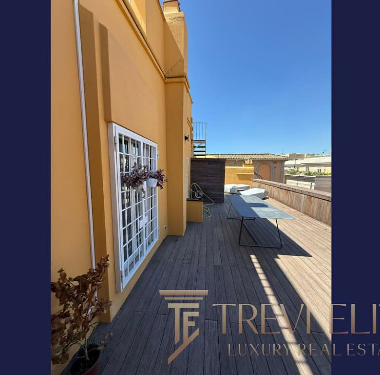 Роскошная терраса элитной недвижимости с видом на город, оформленная в современном стиле, яркое солнце и уютные зоны отдыха, идеально подходящая для элитной жилой недвижимости.