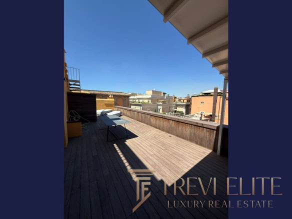 Вид на просторную террасу с деревянным настилом и панорамным видом на город, идеально подходит для отдыха и солнечных вечеров. Высокий стиль и роскошь для престижной недвижимости.