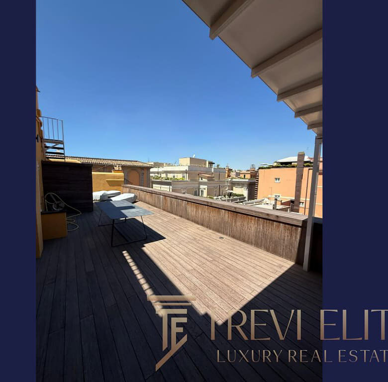 Вид на просторную террасу с деревянным настилом и панорамным видом на город, идеально подходит для отдыха и солнечных вечеров. Высокий стиль и роскошь для престижной недвижимости.