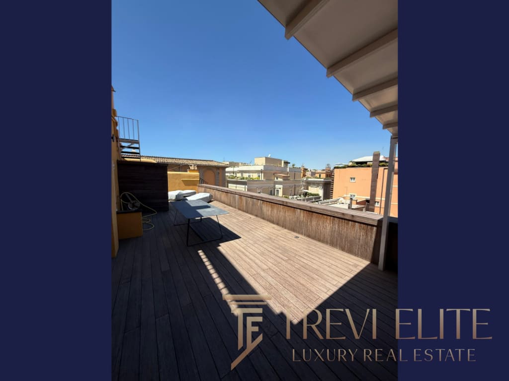 Вид на просторную террасу с деревянным настилом и панорамным видом на город, идеально подходит для отдыха и солнечных вечеров. Высокий стиль и роскошь для престижной недвижимости.