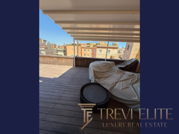 Роскошный балкон с видом на городскую застройку, уютной зоной отдыха и мягкими креслами, окружённый историческими зданиями, идеально подходит для расслабления и наслаждения атмосферой города.