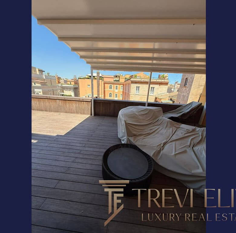 Роскошный балкон с видом на городскую застройку, уютной зоной отдыха и мягкими креслами, окружённый историческими зданиями, идеально подходит для расслабления и наслаждения атмосферой города.