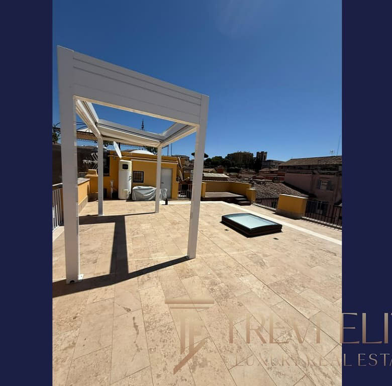 Высококачественная презентация роскошной крыши с панорамным видом на город, идеально подходящая для элитной недвижимости и эксклюзивных объектов в Италии и по всему миру.